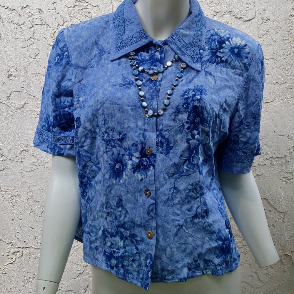 Cropped Blue lace and floral button-up